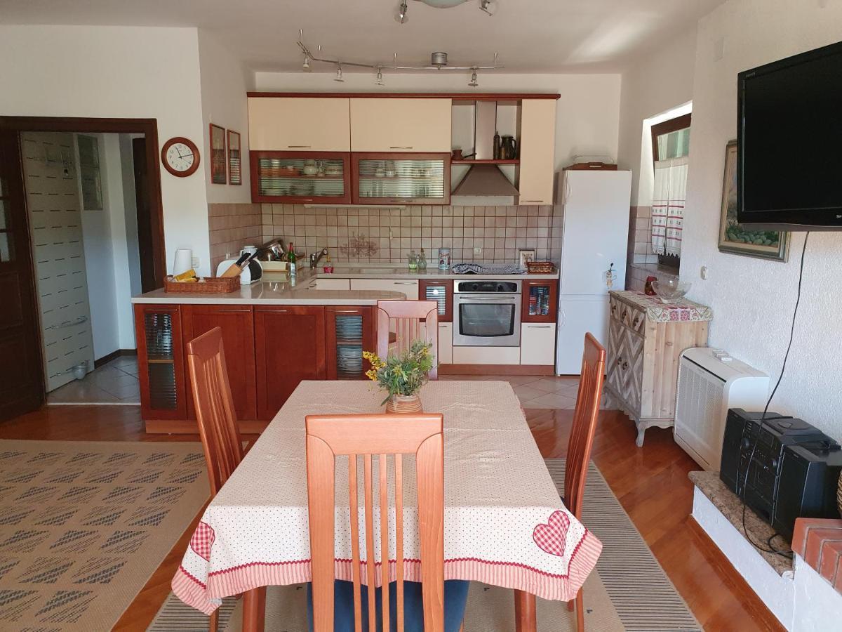 Holiday House "Lea" Lukoran ภายนอก รูปภาพ